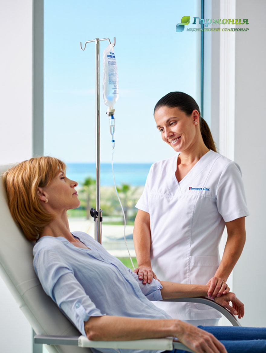 Врач и пациент с капельницей на фоне берега Караганды