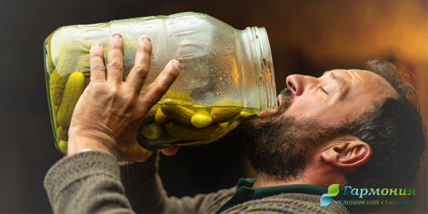 Мужчина пьет рассол