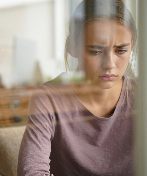 Девушка смотрит в окно